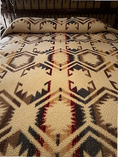 Pendleton White Sands Southwest Aztec Cream Red Blue Fleece Blanket 98 X 124”